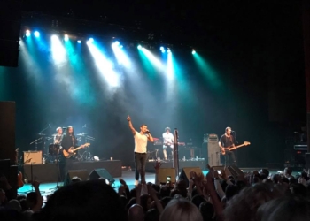 В Сан-Франциско показали огромную очередь на концерт группы Океан Эльзы