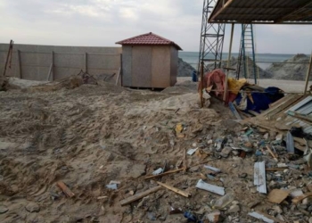 Сезон близко – в Коблево началась очередная война. Неизвестные на экскаваторе снесли спасательную станцию