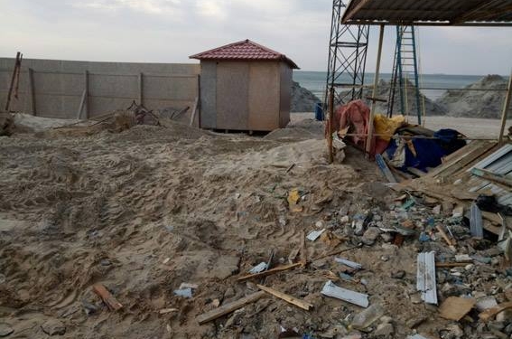 Сезон близко – в Коблево началась очередная война. Неизвестные на экскаваторе снесли спасательную станцию