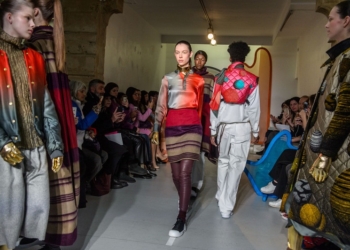 Кто это будет носить? Платье-зефир, пальто-трансформер. В Париже стартовала неделя моды