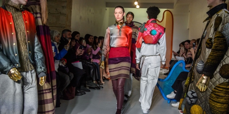 Кто это будет носить? Платье-зефир, пальто-трансформер. В Париже стартовала неделя моды