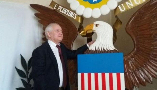 Из дуба и ореха. Украинец вырезал трон для Трампа