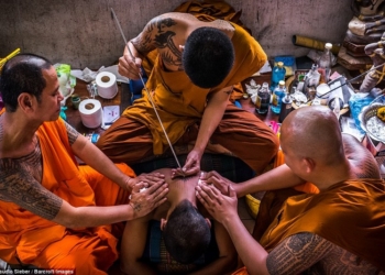 Re-INK-arnation! Тысячи буддистов обновляют свои татуировки на священном духовном фестивале