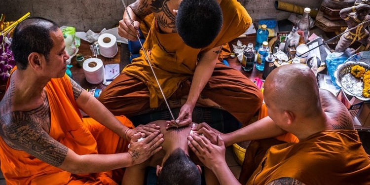 Re-INK-arnation! Тысячи буддистов обновляют свои татуировки на священном духовном фестивале