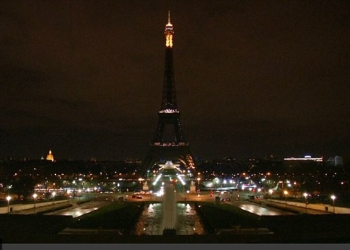 «Франция знает, что британский народ страдает»: в знак солидарности на Эйфелевой башне погасили огни