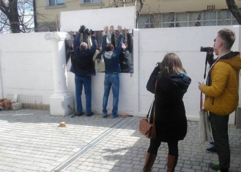 Николаевцы демонтируют забор, который возвел депутат горсовета Апанасенко