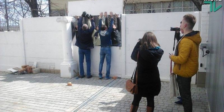 Николаевцы демонтируют забор, который возвел депутат горсовета Апанасенко