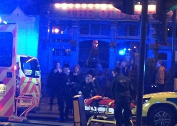 В Лондоне двое мужчин с ножами на авто сбили трех пешеходов. Но полиция говорит, что это не теракт