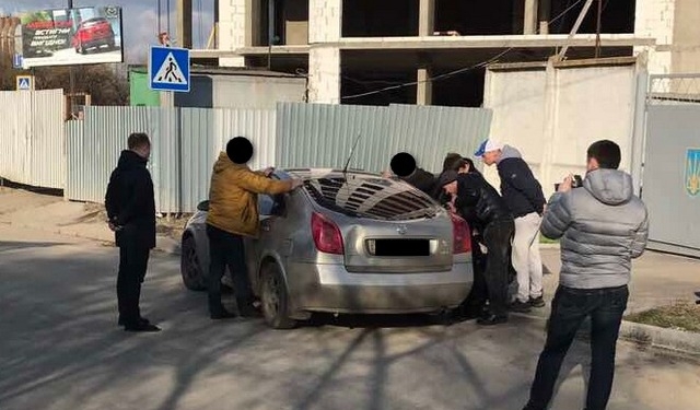 В Хмельницком задержали общественников, вымогавших $600 у директора КП, – «за невмешательство»