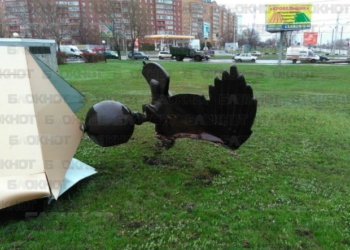 Совпадение? В России ветер снес 22-метровый памятник в честь строителей