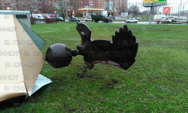 Совпадение? В России ветер снес 22-метровый памятник в честь строителей