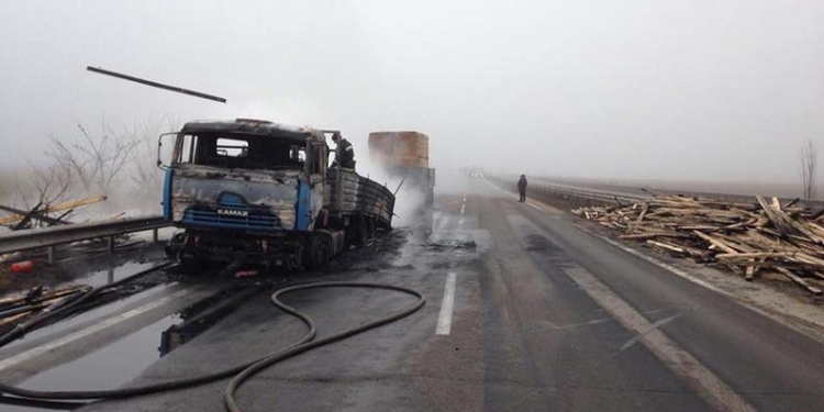 Утренний пожар на трассе у Куриных Лоз – горел КамАЗ, груженый досками