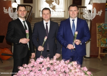 Без мэра, зато с розами, джазом и пирожными: как сотрудниц Николаевского горсовета с 8 марта поздравляли