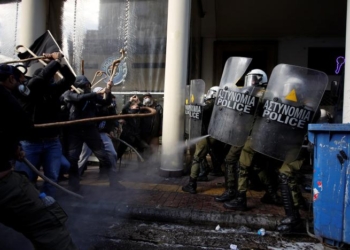 Греческие фермеры взбунтовались: полиция применила газ