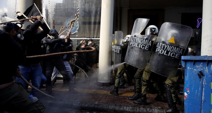 Греческие фермеры взбунтовались: полиция применила газ