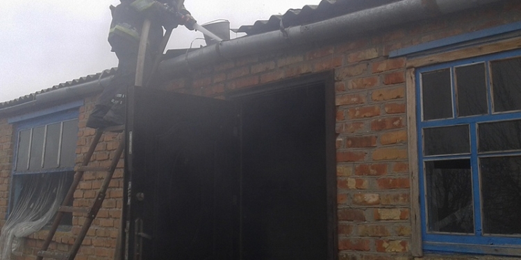 В Казанке на пожаре спасли женщину – она спала и не заметила возгорания