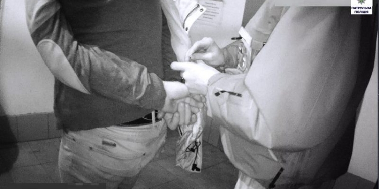 В Николаеве патрульные задержали водителя «под кайфом». А он, оказывается, был к тому же под домашним арестом