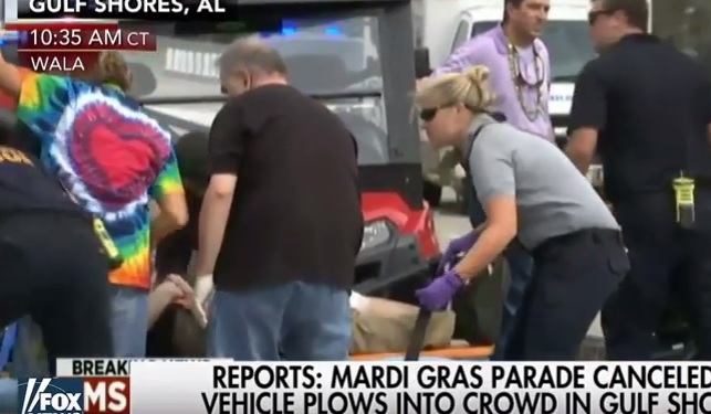 В США машина врезалась в карнавальное шествие. Пострадало 12 человек, 3 в тяжелом состоянии