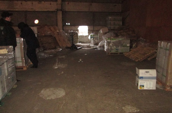 Налет на сельхозсклад в Первомайске: неизвестные грабители, связав охранника и проломив стену, вынесли удобрения и семена