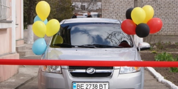 Николаевскому СПИД-центру немецкие спонсоры передали ноутбуки и автомобиль