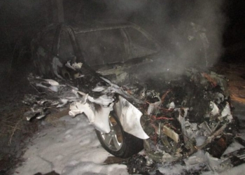 Целенаправленно: предпринимателю в Первомайске сожгли обе его машины