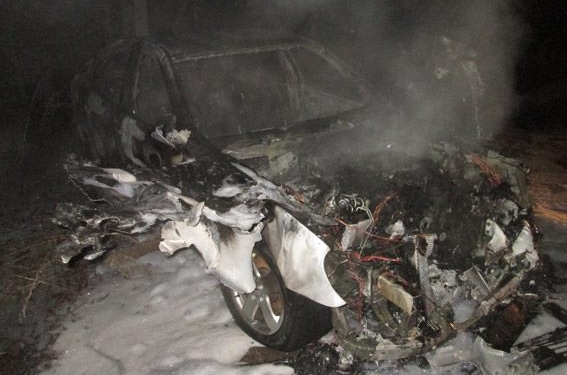 Целенаправленно: предпринимателю в Первомайске сожгли обе его машины