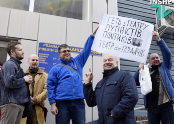 «В чем я вам не угодил?» – директор Николаевского русдрама фотографировался на фоне плакатов со средним пальцем и спорил с общественниками