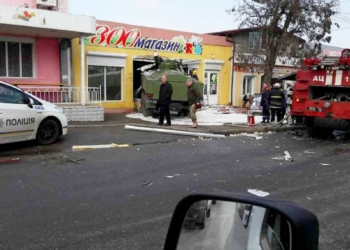 На въезде в Николаев военный бензовоз протаранил зоомагазин