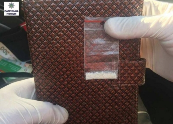 Сами под кайфом и везли наркотики – в Николаеве патрульные остановили «припудренный» Chevrolet Lacetti