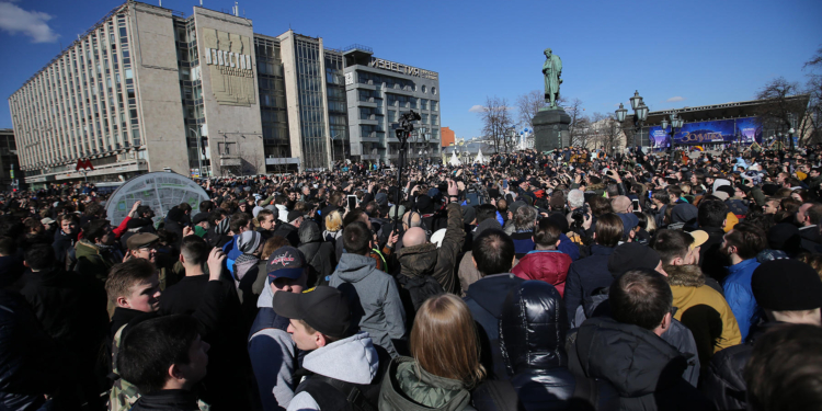 В РФ митинги против коррупции. Задержали Навального