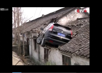 Без крыльев, но летает. В Китае автомобиль оказался на крыше дома