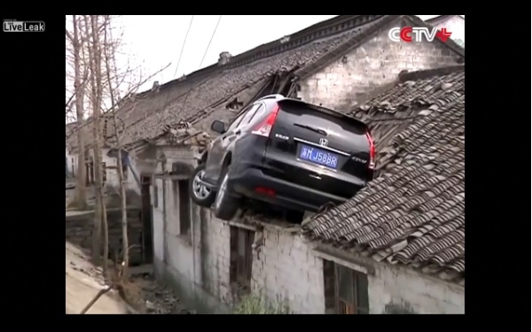 Без крыльев, но летает. В Китае автомобиль оказался на крыше дома