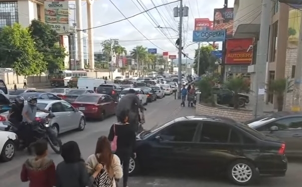 Что делать, если машина стоит на пешеходном переходе. Вот так проучили автохама