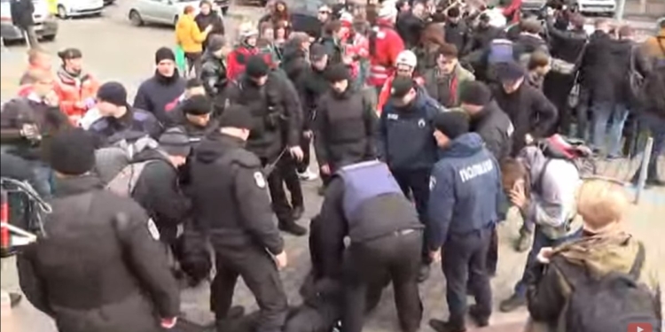 В Киеве прошел марш феминисток. Мужчины пытались помешать