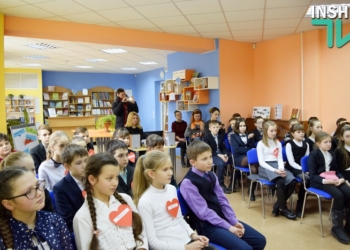 Посылка с фронта: николаевские школьники получили от бойцов АТО в знак благодарности флаг с автографами