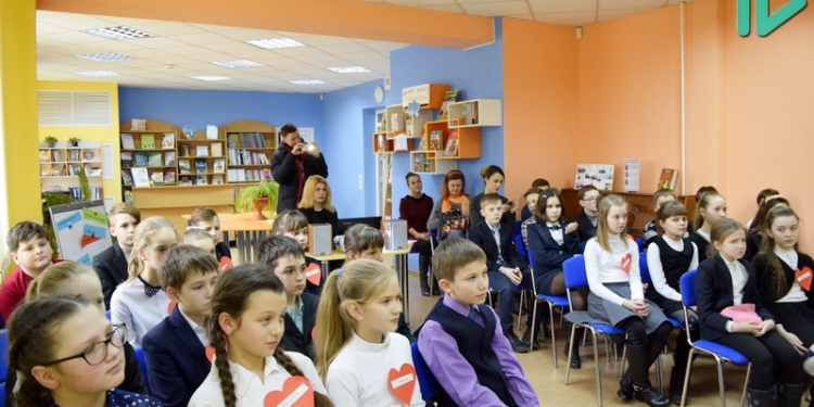 Посылка с фронта: николаевские школьники получили от бойцов АТО в знак благодарности флаг с автографами