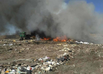 В Николаеве горит мусорная свалка за городским кладбищем