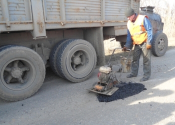 Хорошая погода: николаевские дорожники начали латать многострадальную Н-14