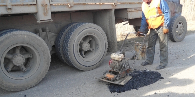 Хорошая погода: николаевские дорожники начали латать многострадальную Н-14