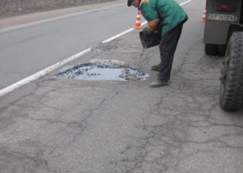 Дорожники Николаевщины отчитались, сколько квадратных метров ям ликвидировали за неделю