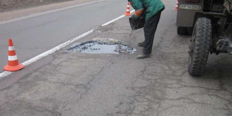 Дорожники Николаевщины отчитались, сколько квадратных метров ям ликвидировали за неделю