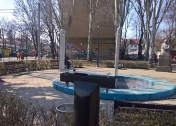 В сквере Черновила украли два светильника. Мэр требует от патрульных найти вандалов