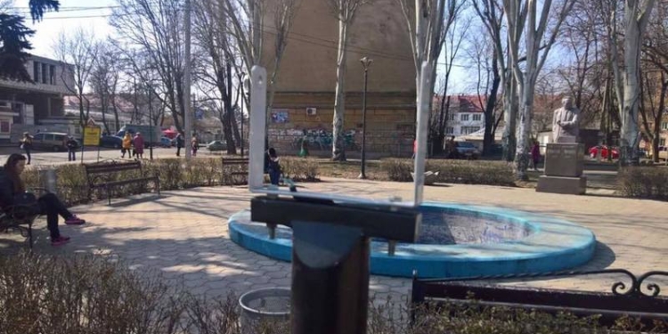 В сквере Черновила украли два светильника. Мэр требует от патрульных найти вандалов