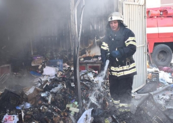 На ул.Строителей в Николаеве загорелся торговый киоск. Интересно, сам по себе или помог кто?