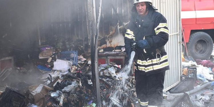 На ул.Строителей в Николаеве загорелся торговый киоск. Интересно, сам по себе или помог кто?