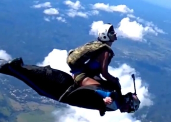 Она оседлала мужчину прямо в воздухе. Дамы, парашют вам в руки