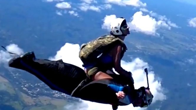Она оседлала мужчину прямо в воздухе. Дамы, парашют вам в руки