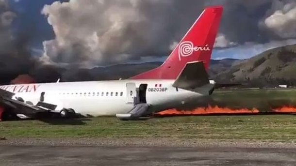 В Перу во время вынужденной посадки загорелся самолет с пассажирами