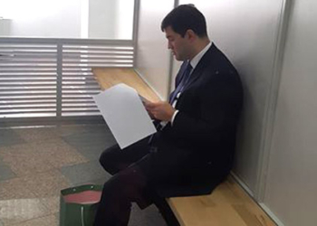 Красивый Насиров в суде за стеклом. Трансляция