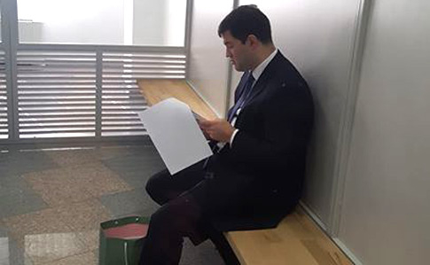 Красивый Насиров в суде за стеклом. Трансляция